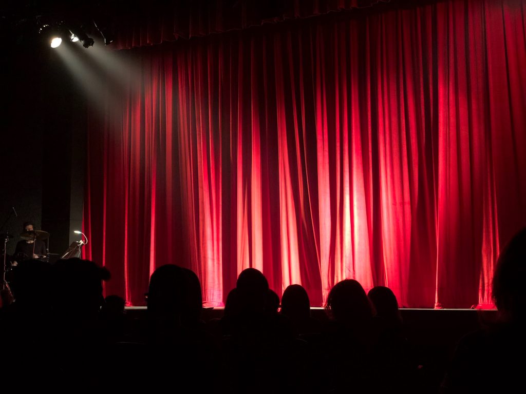 Teatro in attesa che si apra il sipario